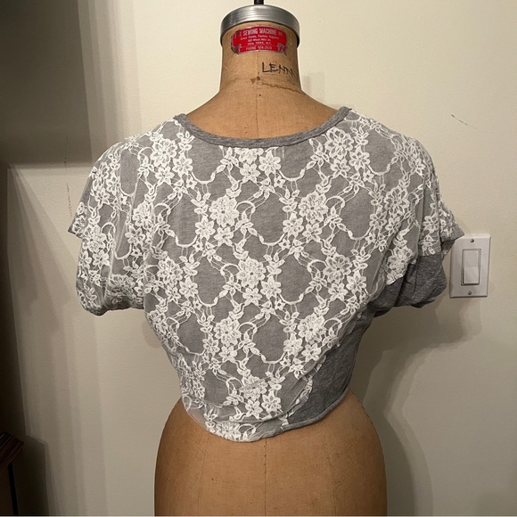 Cropped Grey T-shirt with White Lace Overlay - Picture 5 of 6